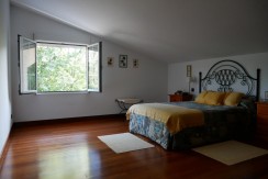Espectacular Casa Independiente en las faldas de Ganekogorta con 6 Dorm., 2 salones, 2 cocinas, 4 baños completos, trastero, balcón, terraza y amplio garaje para dos vehículos