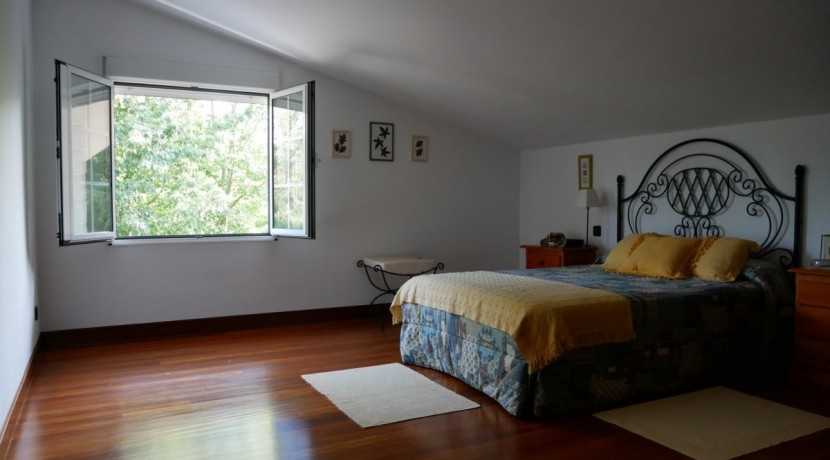 Espectacular Casa Independiente en las faldas de Ganekogorta con 6 Dorm., 2 salones, 2 cocinas, 4 baños completos, trastero, balcón, terraza y amplio garaje para dos vehículos