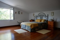 Espectacular Casa Independiente en las faldas de Ganekogorta con 6 Dorm., 2 salones, 2 cocinas, 4 baños completos, trastero, balcón, terraza y amplio garaje para dos vehículos