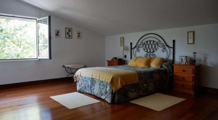 Espectacular Casa Independiente en las faldas de Ganekogorta con 6 Dorm., 2 salones, 2 cocinas, 4 baños completos, trastero, balcón, terraza y amplio garaje para dos vehículos