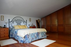 Espectacular Casa Independiente en las faldas de Ganekogorta con 6 Dorm., 2 salones, 2 cocinas, 4 baños completos, trastero, balcón, terraza y amplio garaje para dos vehículos