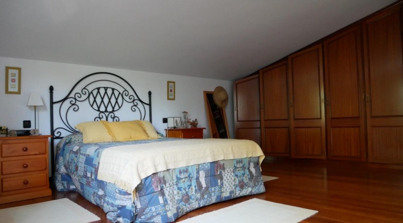 Espectacular Casa Independiente en las faldas de Ganekogorta con 6 Dorm., 2 salones, 2 cocinas, 4 baños completos, trastero, balcón, terraza y amplio garaje para dos vehículos