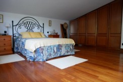 Espectacular Casa Independiente en las faldas de Ganekogorta con 6 Dorm., 2 salones, 2 cocinas, 4 baños completos, trastero, balcón, terraza y amplio garaje para dos vehículos