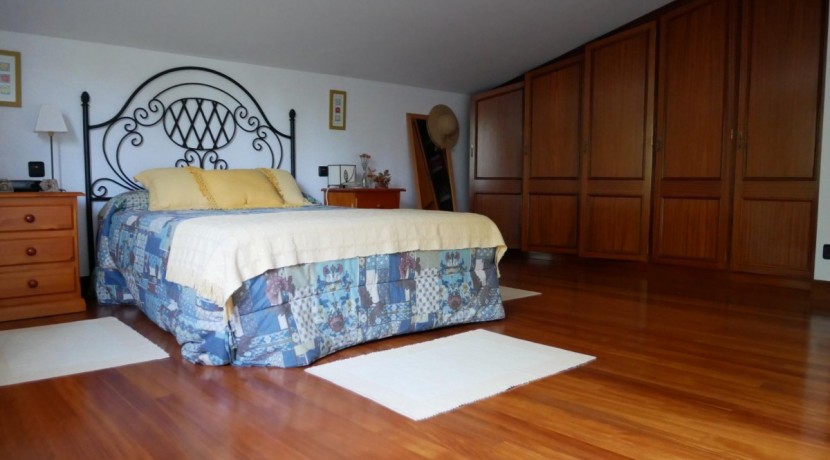 Espectacular Casa Independiente en las faldas de Ganekogorta con 6 Dorm., 2 salones, 2 cocinas, 4 baños completos, trastero, balcón, terraza y amplio garaje para dos vehículos