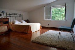 Espectacular Casa Independiente en las faldas de Ganekogorta con 6 Dorm., 2 salones, 2 cocinas, 4 baños completos, trastero, balcón, terraza y amplio garaje para dos vehículos