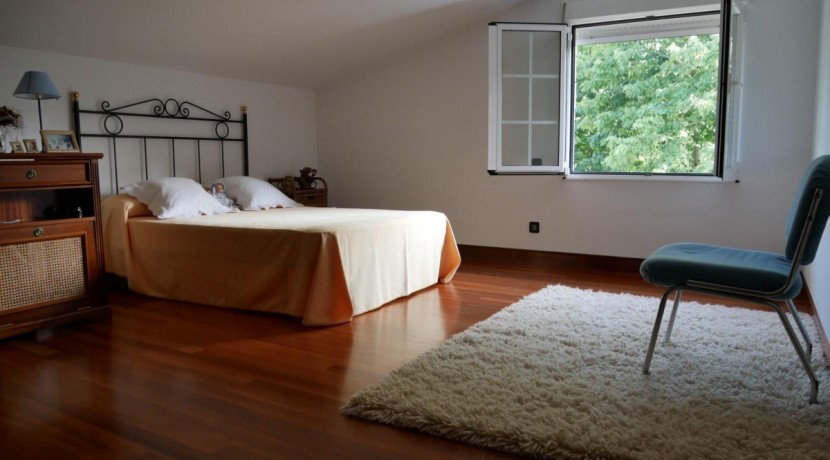 Espectacular Casa Independiente en las faldas de Ganekogorta con 6 Dorm., 2 salones, 2 cocinas, 4 baños completos, trastero, balcón, terraza y amplio garaje para dos vehículos
