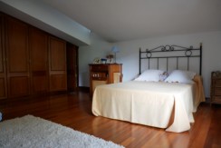 Espectacular Casa Independiente en las faldas de Ganekogorta con 6 Dorm., 2 salones, 2 cocinas, 4 baños completos, trastero, balcón, terraza y amplio garaje para dos vehículos