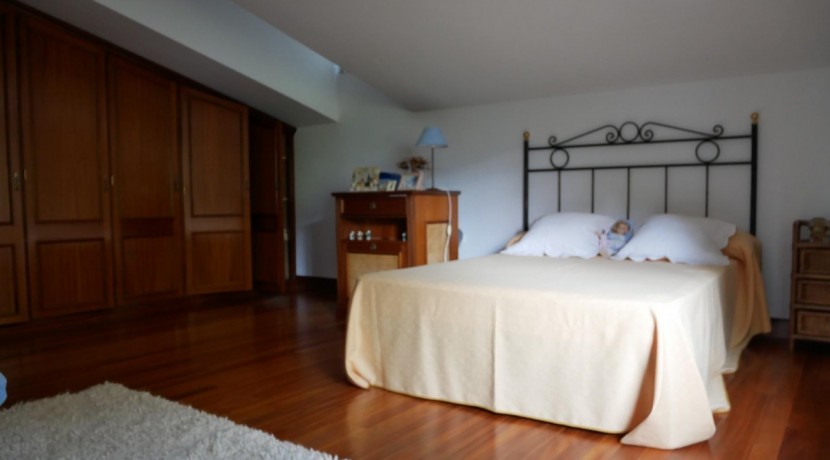 Espectacular Casa Independiente en las faldas de Ganekogorta con 6 Dorm., 2 salones, 2 cocinas, 4 baños completos, trastero, balcón, terraza y amplio garaje para dos vehículos