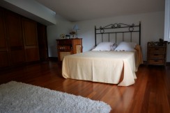 Espectacular Casa Independiente en las faldas de Ganekogorta con 6 Dorm., 2 salones, 2 cocinas, 4 baños completos, trastero, balcón, terraza y amplio garaje para dos vehículos