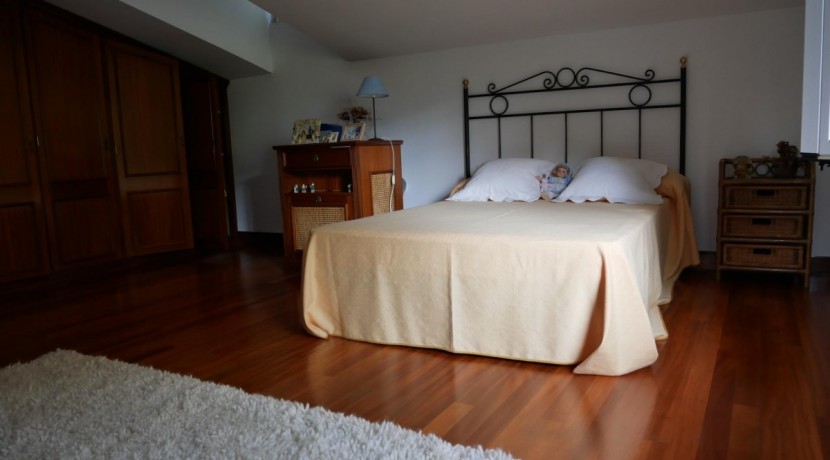 Espectacular Casa Independiente en las faldas de Ganekogorta con 6 Dorm., 2 salones, 2 cocinas, 4 baños completos, trastero, balcón, terraza y amplio garaje para dos vehículos