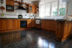 Espectacular Casa Independiente en las faldas de Ganekogorta con 6 Dorm., 2 salones, 2 cocinas, 4 baños completos, trastero, balcón, terraza y amplio garaje para dos vehículos