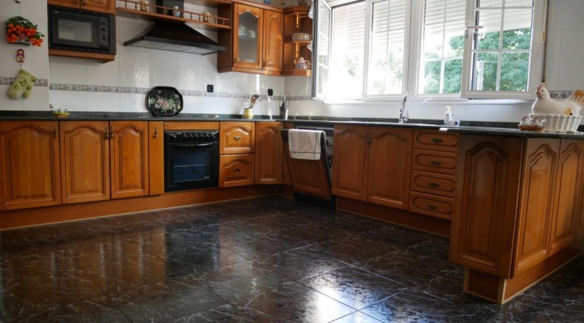 Espectacular Casa Independiente en las faldas de Ganekogorta con 6 Dorm., 2 salones, 2 cocinas, 4 baños completos, trastero, balcón, terraza y amplio garaje para dos vehículos
