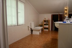 Espectacular Casa Independiente en las faldas de Ganekogorta con 6 Dorm., 2 salones, 2 cocinas, 4 baños completos, trastero, balcón, terraza y amplio garaje para dos vehículos