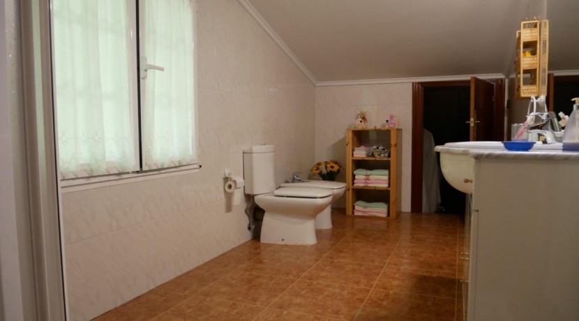 Espectacular Casa Independiente en las faldas de Ganekogorta con 6 Dorm., 2 salones, 2 cocinas, 4 baños completos, trastero, balcón, terraza y amplio garaje para dos vehículos