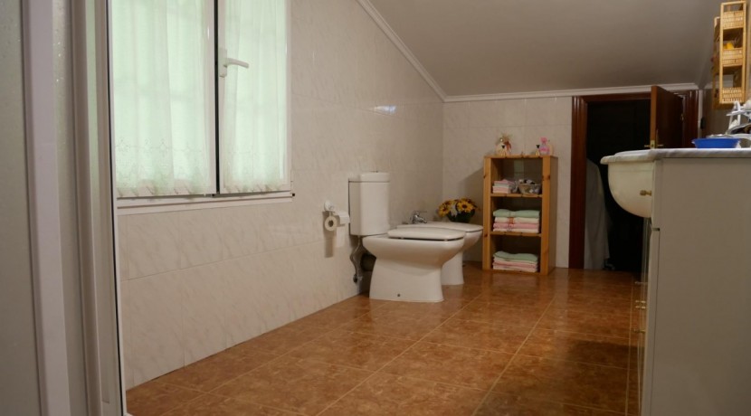 Espectacular Casa Independiente en las faldas de Ganekogorta con 6 Dorm., 2 salones, 2 cocinas, 4 baños completos, trastero, balcón, terraza y amplio garaje para dos vehículos