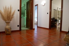 Espectacular Casa Independiente en las faldas de Ganekogorta con 6 Dorm., 2 salones, 2 cocinas, 4 baños completos, trastero, balcón, terraza y amplio garaje para dos vehículos