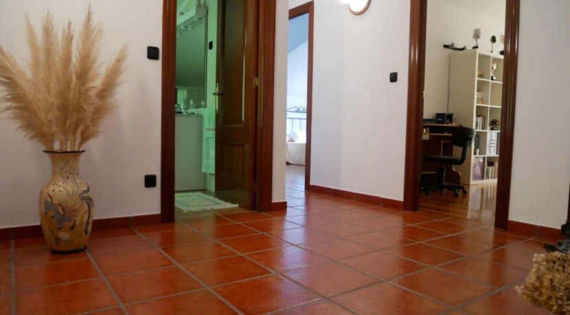 Espectacular Casa Independiente en las faldas de Ganekogorta con 6 Dorm., 2 salones, 2 cocinas, 4 baños completos, trastero, balcón, terraza y amplio garaje para dos vehículos