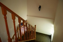 Espectacular Casa Independiente en las faldas de Ganekogorta con 6 Dorm., 2 salones, 2 cocinas, 4 baños completos, trastero, balcón, terraza y amplio garaje para dos vehículos