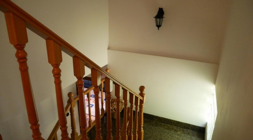 Espectacular Casa Independiente en las faldas de Ganekogorta con 6 Dorm., 2 salones, 2 cocinas, 4 baños completos, trastero, balcón, terraza y amplio garaje para dos vehículos