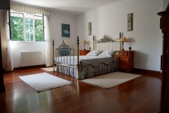 Espectacular Casa Independiente en las faldas de Ganekogorta con 6 Dorm., 2 salones, 2 cocinas, 4 baños completos, trastero, balcón, terraza y amplio garaje para dos vehículos