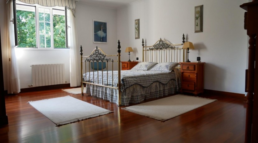 Espectacular Casa Independiente en las faldas de Ganekogorta con 6 Dorm., 2 salones, 2 cocinas, 4 baños completos, trastero, balcón, terraza y amplio garaje para dos vehículos