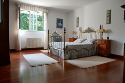 Espectacular Casa Independiente en las faldas de Ganekogorta con 6 Dorm., 2 salones, 2 cocinas, 4 baños completos, trastero, balcón, terraza y amplio garaje para dos vehículos