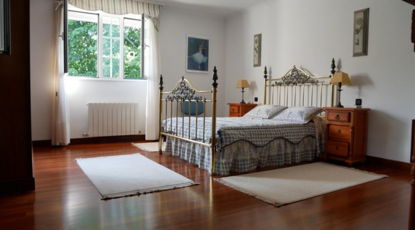 Espectacular Casa Independiente en las faldas de Ganekogorta con 6 Dorm., 2 salones, 2 cocinas, 4 baños completos, trastero, balcón, terraza y amplio garaje para dos vehículos