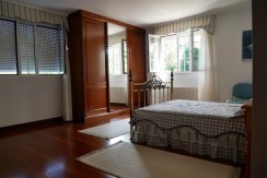 Espectacular Casa Independiente en las faldas de Ganekogorta con 6 Dorm., 2 salones, 2 cocinas, 4 baños completos, trastero, balcón, terraza y amplio garaje para dos vehículos