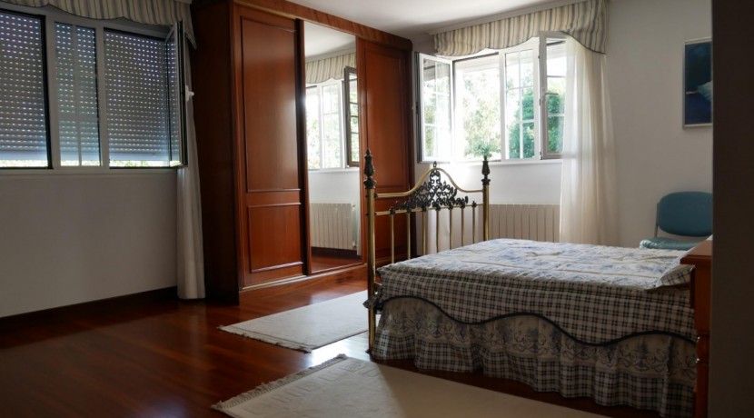 Espectacular Casa Independiente en las faldas de Ganekogorta con 6 Dorm., 2 salones, 2 cocinas, 4 baños completos, trastero, balcón, terraza y amplio garaje para dos vehículos