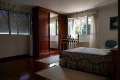 Espectacular Casa Independiente en las faldas de Ganekogorta con 6 Dorm., 2 salones, 2 cocinas, 4 baños completos, trastero, balcón, terraza y amplio garaje para dos vehículos