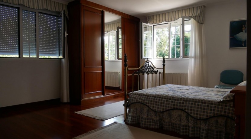 Espectacular Casa Independiente en las faldas de Ganekogorta con 6 Dorm., 2 salones, 2 cocinas, 4 baños completos, trastero, balcón, terraza y amplio garaje para dos vehículos