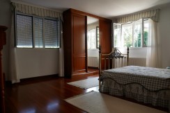 Espectacular Casa Independiente en las faldas de Ganekogorta con 6 Dorm., 2 salones, 2 cocinas, 4 baños completos, trastero, balcón, terraza y amplio garaje para dos vehículos