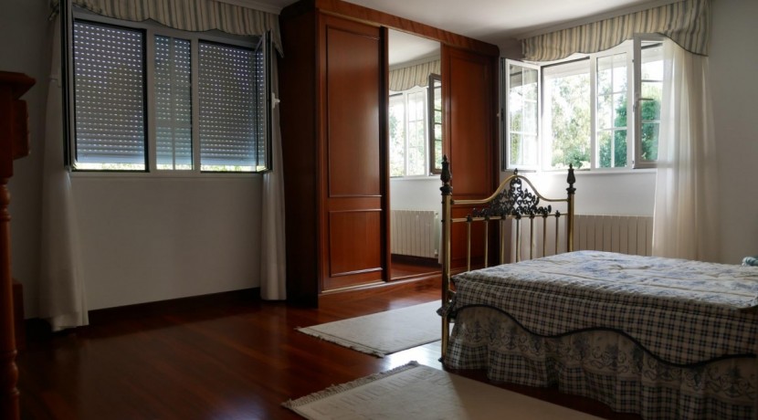 Espectacular Casa Independiente en las faldas de Ganekogorta con 6 Dorm., 2 salones, 2 cocinas, 4 baños completos, trastero, balcón, terraza y amplio garaje para dos vehículos