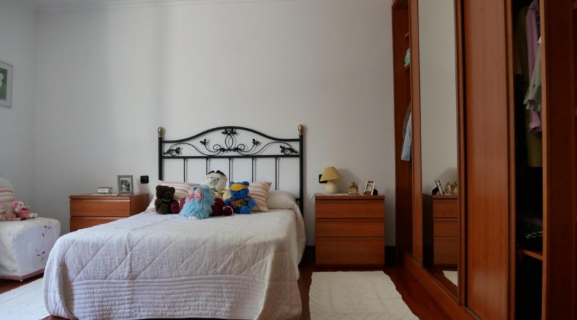 Espectacular Casa Independiente en las faldas de Ganekogorta con 6 Dorm., 2 salones, 2 cocinas, 4 baños completos, trastero, balcón, terraza y amplio garaje para dos vehículos