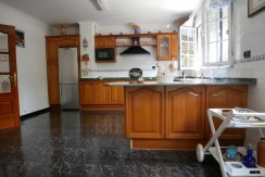 Espectacular Casa Independiente en las faldas de Ganekogorta con 6 Dorm., 2 salones, 2 cocinas, 4 baños completos, trastero, balcón, terraza y amplio garaje para dos vehículos