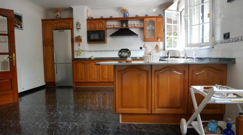 Espectacular Casa Independiente en las faldas de Ganekogorta con 6 Dorm., 2 salones, 2 cocinas, 4 baños completos, trastero, balcón, terraza y amplio garaje para dos vehículos