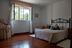 Espectacular Casa Independiente en las faldas de Ganekogorta con 6 Dorm., 2 salones, 2 cocinas, 4 baños completos, trastero, balcón, terraza y amplio garaje para dos vehículos
