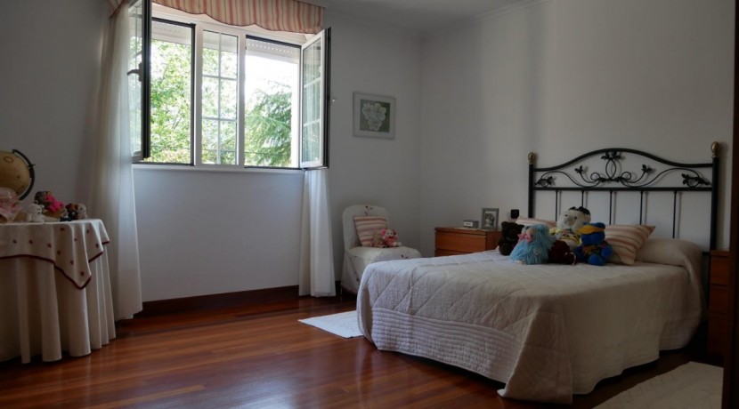 Espectacular Casa Independiente en las faldas de Ganekogorta con 6 Dorm., 2 salones, 2 cocinas, 4 baños completos, trastero, balcón, terraza y amplio garaje para dos vehículos