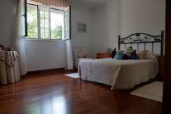 Espectacular Casa Independiente en las faldas de Ganekogorta con 6 Dorm., 2 salones, 2 cocinas, 4 baños completos, trastero, balcón, terraza y amplio garaje para dos vehículos