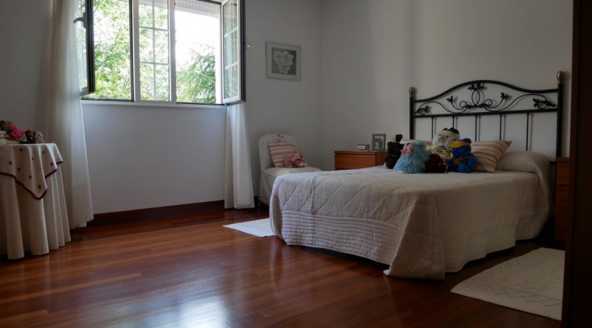 Espectacular Casa Independiente en las faldas de Ganekogorta con 6 Dorm., 2 salones, 2 cocinas, 4 baños completos, trastero, balcón, terraza y amplio garaje para dos vehículos