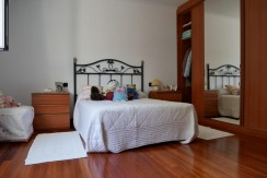 Espectacular Casa Independiente en las faldas de Ganekogorta con 6 Dorm., 2 salones, 2 cocinas, 4 baños completos, trastero, balcón, terraza y amplio garaje para dos vehículos