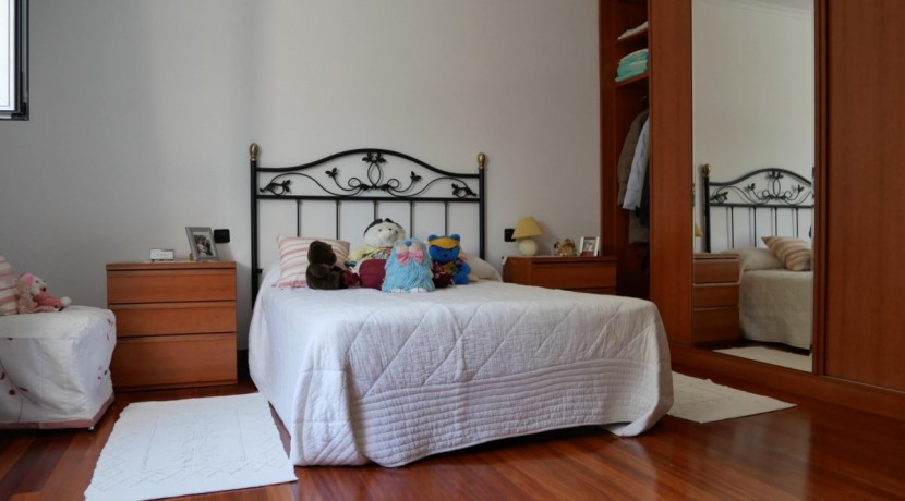 Espectacular Casa Independiente en las faldas de Ganekogorta con 6 Dorm., 2 salones, 2 cocinas, 4 baños completos, trastero, balcón, terraza y amplio garaje para dos vehículos