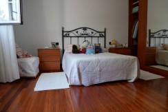 Espectacular Casa Independiente en las faldas de Ganekogorta con 6 Dorm., 2 salones, 2 cocinas, 4 baños completos, trastero, balcón, terraza y amplio garaje para dos vehículos