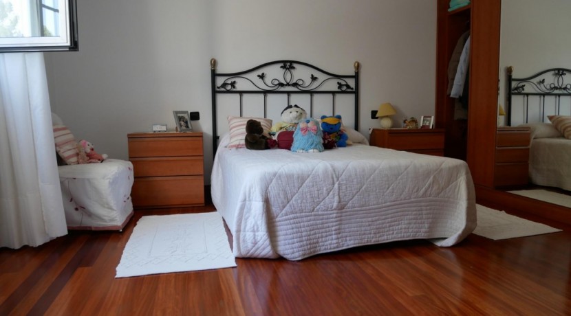 Espectacular Casa Independiente en las faldas de Ganekogorta con 6 Dorm., 2 salones, 2 cocinas, 4 baños completos, trastero, balcón, terraza y amplio garaje para dos vehículos