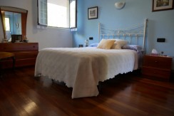Espectacular Casa Independiente en las faldas de Ganekogorta con 6 Dorm., 2 salones, 2 cocinas, 4 baños completos, trastero, balcón, terraza y amplio garaje para dos vehículos