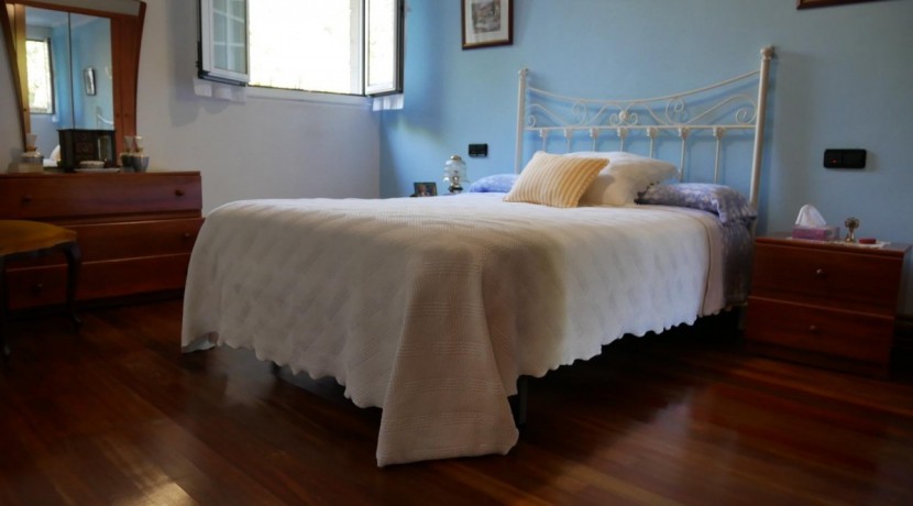 Espectacular Casa Independiente en las faldas de Ganekogorta con 6 Dorm., 2 salones, 2 cocinas, 4 baños completos, trastero, balcón, terraza y amplio garaje para dos vehículos