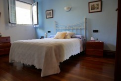 Espectacular Casa Independiente en las faldas de Ganekogorta con 6 Dorm., 2 salones, 2 cocinas, 4 baños completos, trastero, balcón, terraza y amplio garaje para dos vehículos