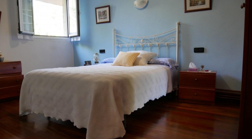 Espectacular Casa Independiente en las faldas de Ganekogorta con 6 Dorm., 2 salones, 2 cocinas, 4 baños completos, trastero, balcón, terraza y amplio garaje para dos vehículos