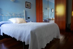Espectacular Casa Independiente en las faldas de Ganekogorta con 6 Dorm., 2 salones, 2 cocinas, 4 baños completos, trastero, balcón, terraza y amplio garaje para dos vehículos