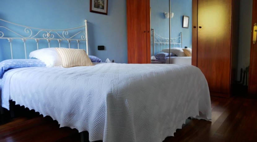 Espectacular Casa Independiente en las faldas de Ganekogorta con 6 Dorm., 2 salones, 2 cocinas, 4 baños completos, trastero, balcón, terraza y amplio garaje para dos vehículos